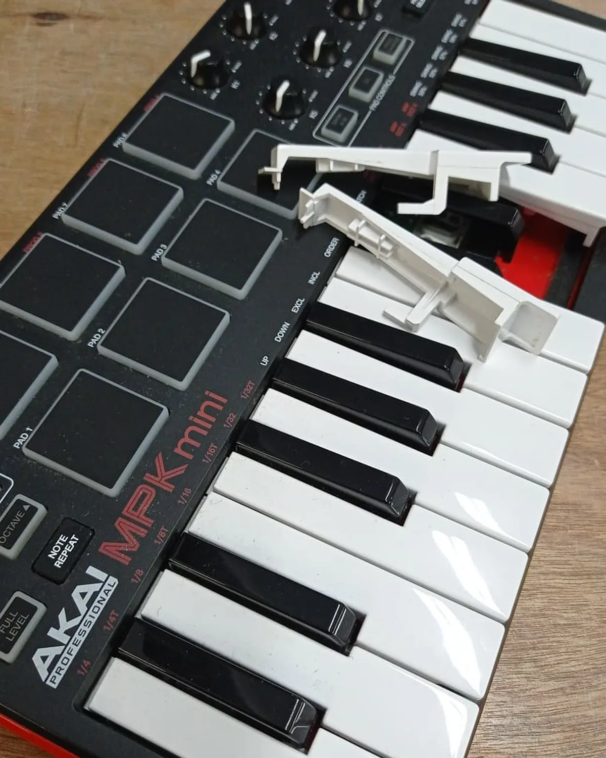 Controlador MIDI com pads na oficina da Musicaltec