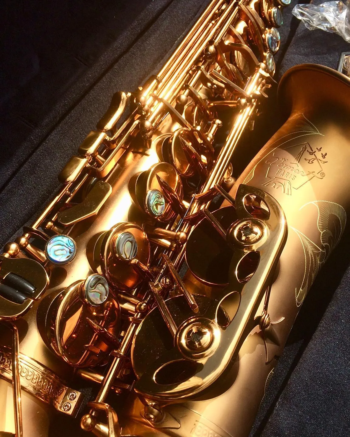 Saxofone alto dourado na oficina da Musicaltec