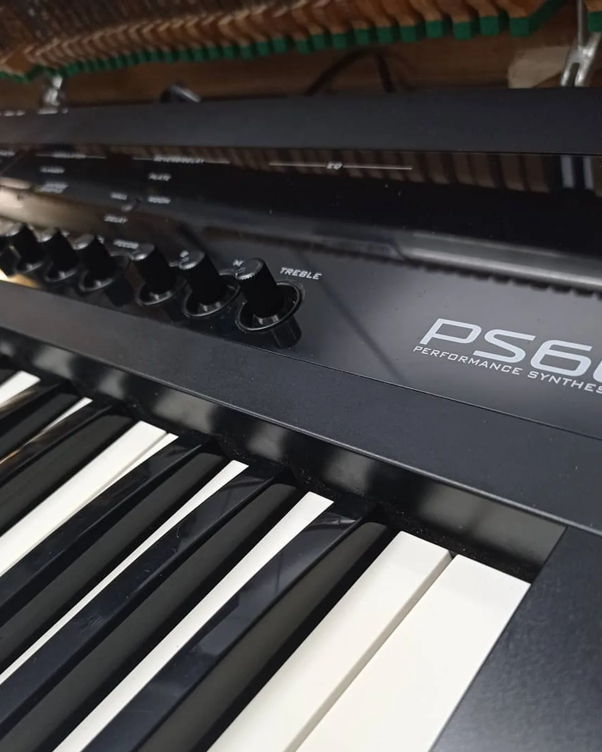 Sintetizador 61 teclas na oficina da Musicaltec