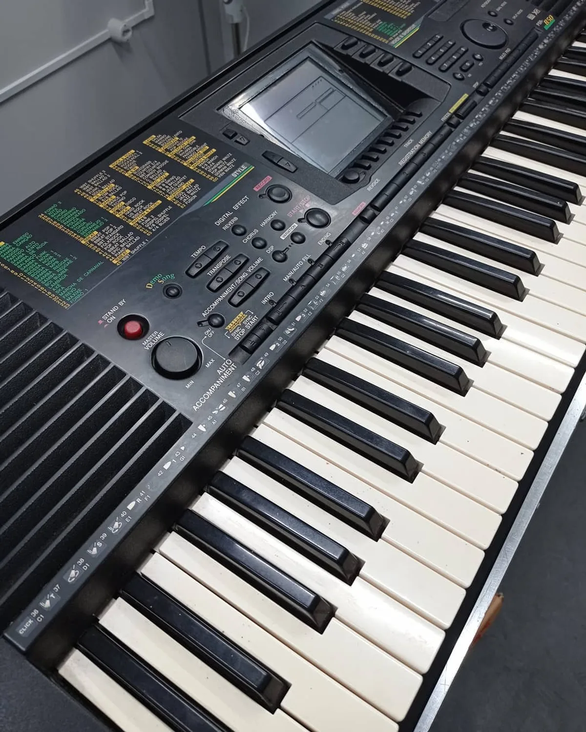 Teclado arranjador 61 teclas na oficina da Musicaltec