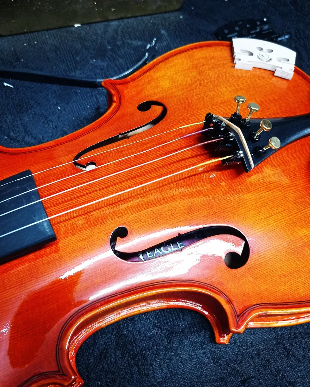 Violino 4/4 com estojo na oficina da Musicaltec