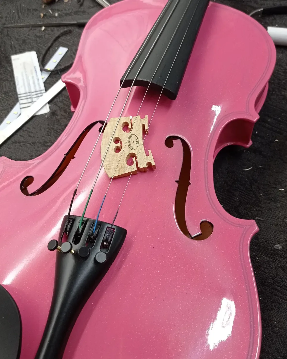 Violino colorido 4/4 na oficina da Musicaltec