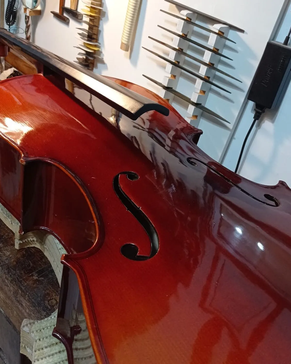 Violoncelo 4/4 na oficina da Musicaltec