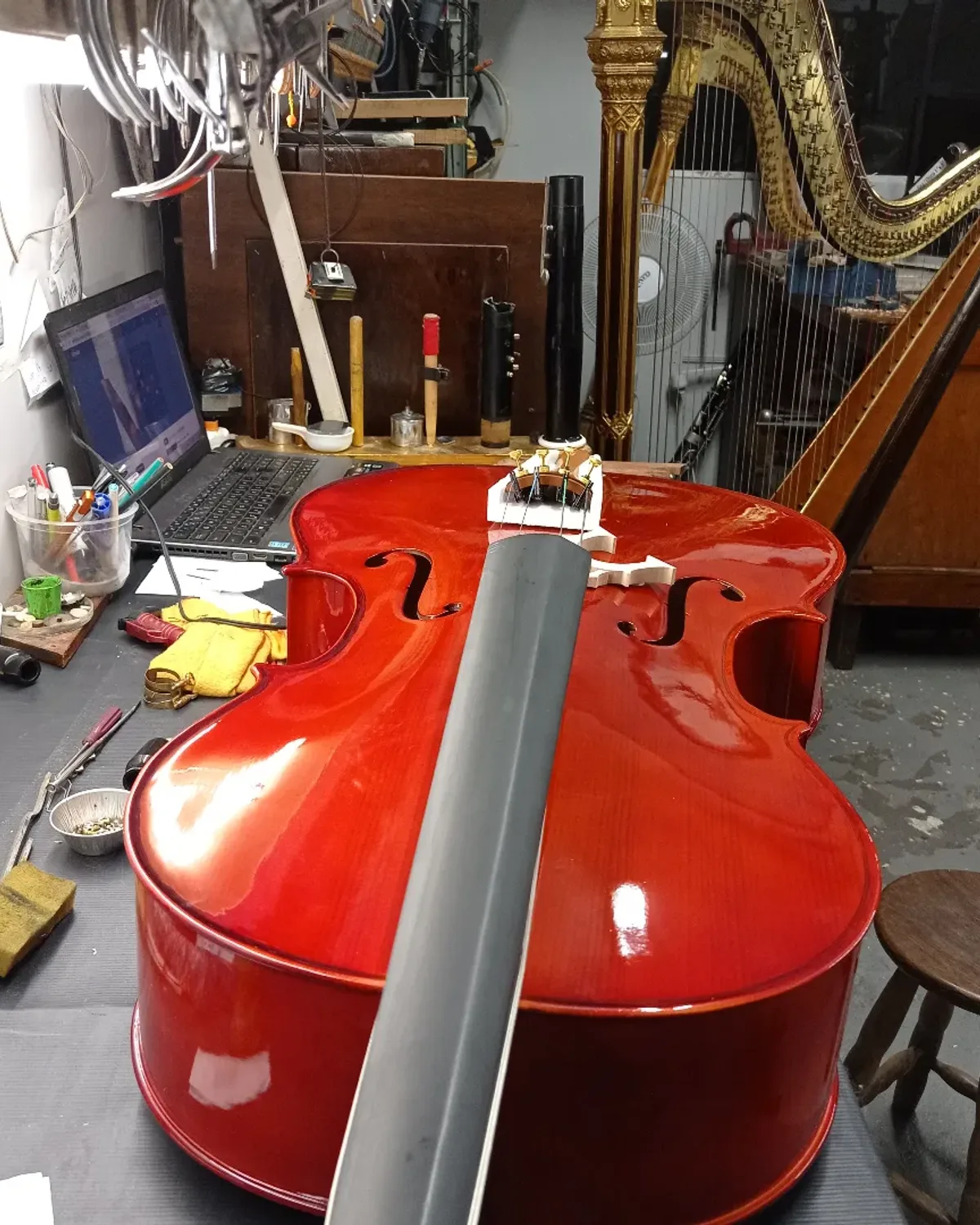 Violoncelo em restauro na oficina da Musicaltec